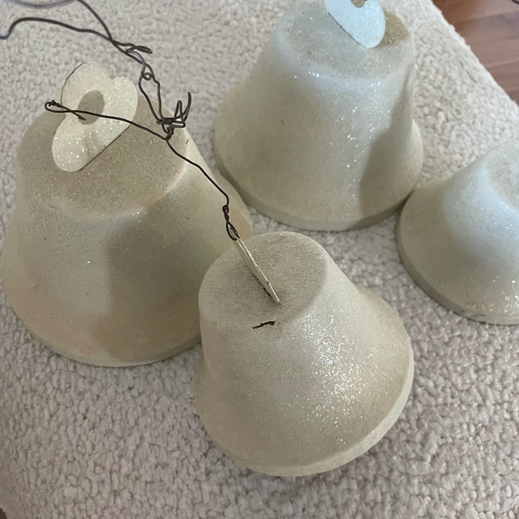 SET OF 4 METAL OFF WHITE GLITTER CHRISTMAS BELLS - Picture 8 of 9